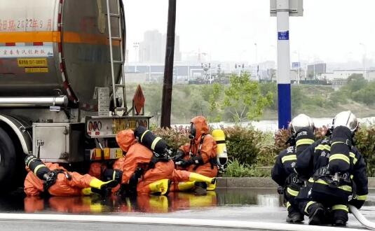 消防員穿防化服鉆車底堵漏