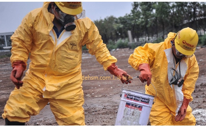 穿杜邦TychemC化學(xué)防護(hù)服處理廢棄化學(xué)品