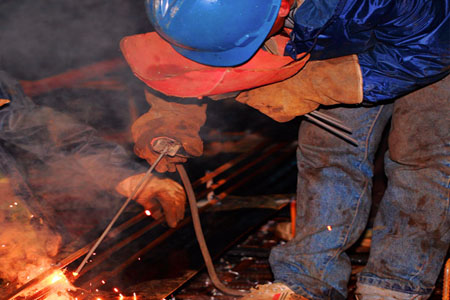 電焊作業(yè)人員佩戴的個(gè)人防護(hù)用品工作圖片