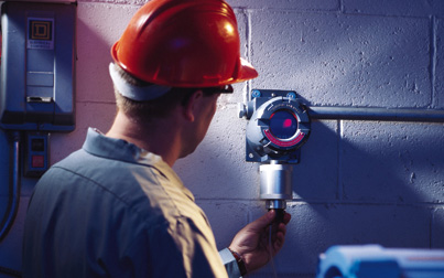 工人在安裝固定式氣體檢測儀