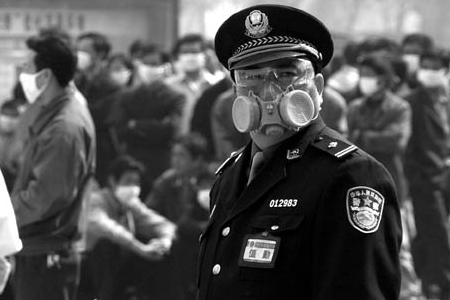 發(fā)生非典時全民戴防毒口罩應(yīng)對