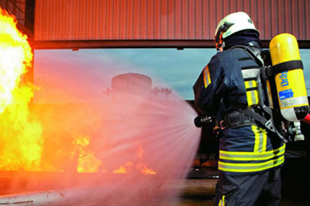 背空氣呼吸器正對(duì)對(duì)大火進(jìn)行撲滅救援圖片