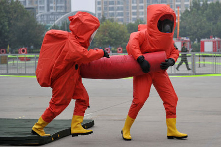 穿A級(jí)氣密性防化服參加實(shí)戰(zhàn)演練圖片