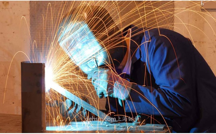 工人使用自動變光電焊面罩焊接作業(yè)