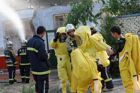 消防員穿液氨防護(hù)服處理肉食加工廠液氨泄漏
