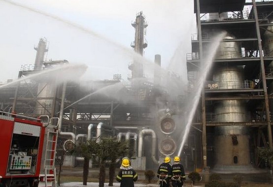 消防人員滅火現(xiàn)場