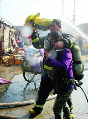 佩戴空氣呼吸器進(jìn)入現(xiàn)場(chǎng)