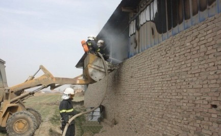 消防員穿隔熱服背空氣呼吸器進(jìn)入倉(cāng)庫(kù)