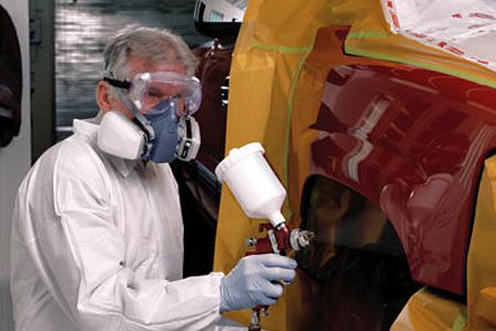 佩戴噴漆防毒面具對汽車進(jìn)行噴漆預(yù)處理