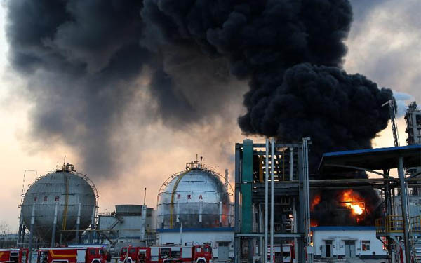 赤峰化工廠儲(chǔ)罐區(qū)發(fā)生火災(zāi)外圍現(xiàn)場(chǎng)圖