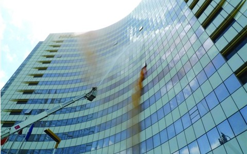 高層建筑發(fā)生火災云梯滅火圖片