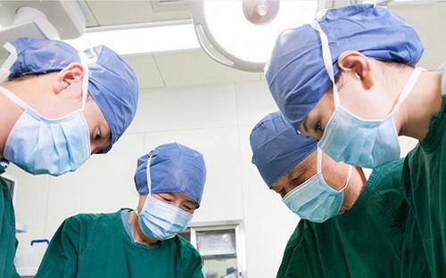 戴醫(yī)用口罩做手術(shù)的醫(yī)護(hù)人員