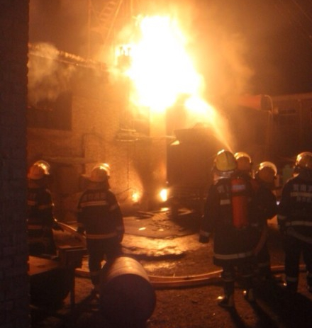 涂料廠突發(fā)大火消防官兵被消防空氣呼吸器滅火現(xiàn)場(chǎng)