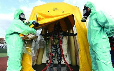 穿防化服做化學品泄漏演練