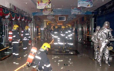 消防戰(zhàn)士穿阻燃防護服進行模擬訓練