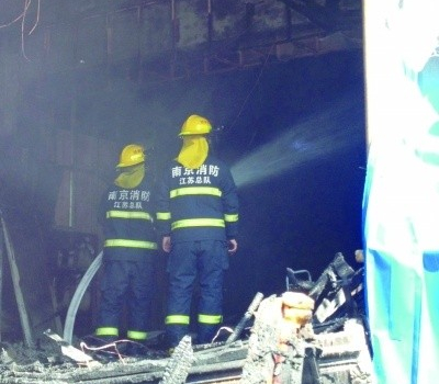 南京消防隊(duì)正在現(xiàn)場滅火