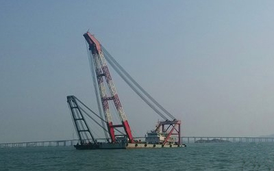 兩艘工程船對(duì)事故船進(jìn)行定位