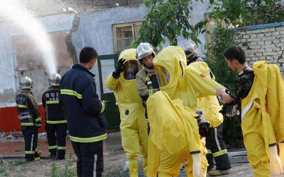 消防官兵穿防化服現(xiàn)場(chǎng)救援