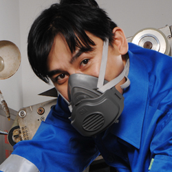 戴防塵口罩保養(yǎng)機(jī)械設(shè)備