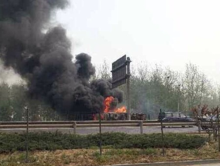 槽罐車側(cè)翻后被大火吞噬