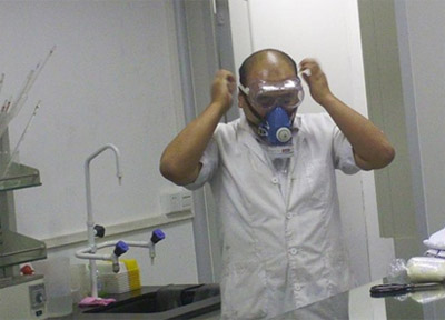 做實驗戴防毒面具防止二氧化硒中毒