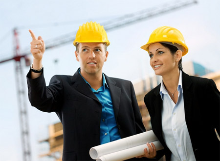 戴安全帽在工地指導(dǎo)工作