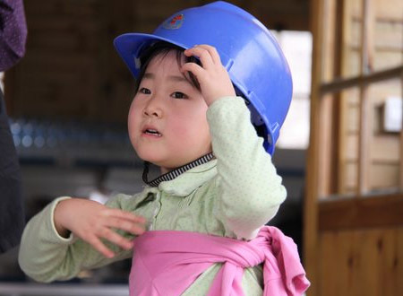 兒童在特殊環(huán)境也要戴安全帽
