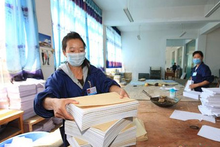 印刷廠工人戴防毒口罩作業(yè)