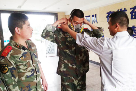 消防官兵正在試戴防毒面具，圖中防毒面具價(jià)格在200元左右