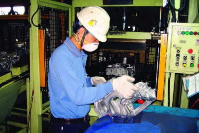 戴防塵口罩正在對珠寶進(jìn)行打磨加工處理