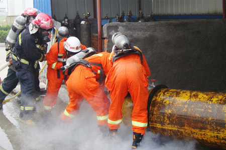 消防官兵在對泄漏的液氨管緊急救援