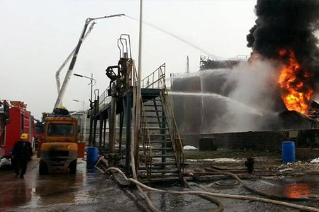 煉油廠儲存罐發(fā)生火災(zāi)現(xiàn)場救援圖1