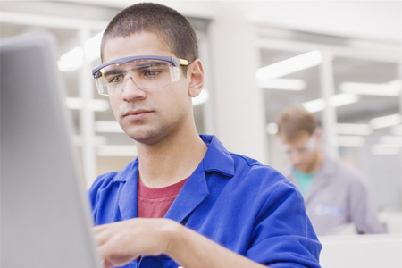 戴防護眼鏡作業(yè)的員工