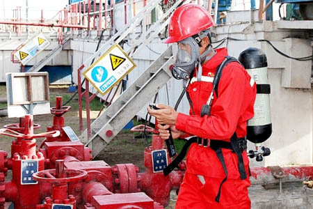 發(fā)生硫化氫泄漏后，工人拿氣體檢測(cè)儀在檢測(cè)硫化氫濃度