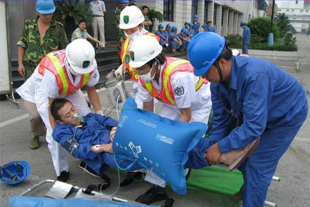 發(fā)生職業(yè)中毒，120醫(yī)護(hù)人員急救現(xiàn)場圖片