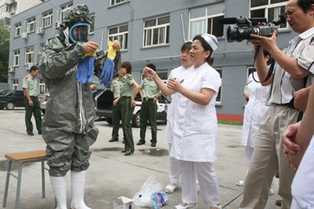 消防隊員現(xiàn)場教救護(hù)人員戴防毒面具