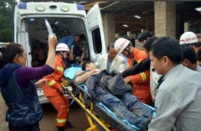 被從井下救起的工人，清淤工人井下暈倒