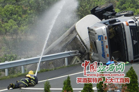消防隊(duì)員正在利用水槍稀釋泄露的甲醇