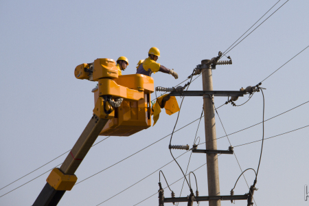 戶外戴絕緣手套進行高壓作業(yè)