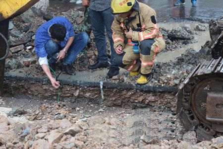天然氣泄漏事故現(xiàn)場正在利用氣體檢測儀對氣體濃度進行檢測