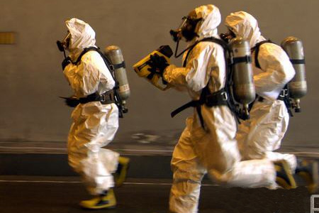 穿著防化服、背著空氣呼吸器進行化工泄漏救援