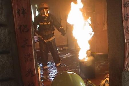 由于燃?xì)庑孤┮l(fā)著火，消防隊(duì)員極力搶救