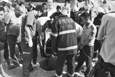 消防員將困在井下的兩人救出來(lái)