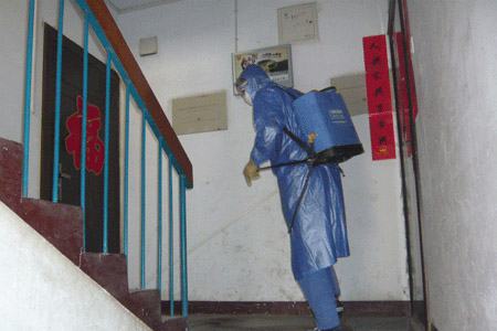 穿戴防毒面具等個人防護用品來使用過氧乙酸對居民區(qū)進行消毒