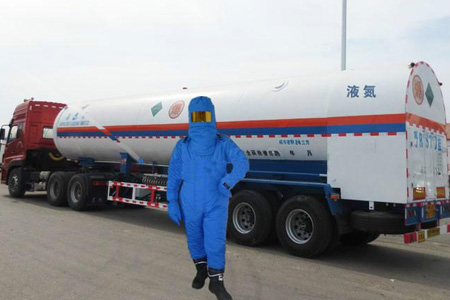 穿液氮防護(hù)服操作液氮運(yùn)輸工作