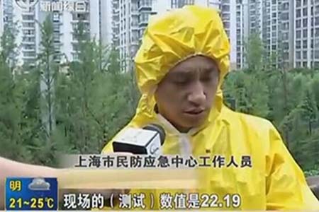 上海應(yīng)急處理中心人員利用氣體檢測儀對現(xiàn)場泄漏氣體進(jìn)行檢測