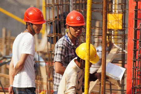 戴安全帽作業(yè)中的工人