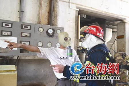 戴防毒面具處理氨氣泄漏現(xiàn)場圖片