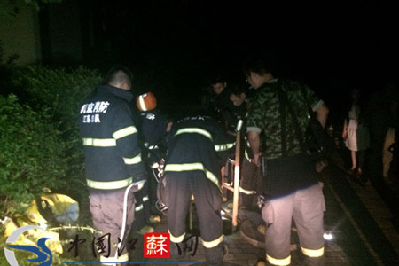 消防官兵正在對跌落窯井后的物業(yè)人員進行救援