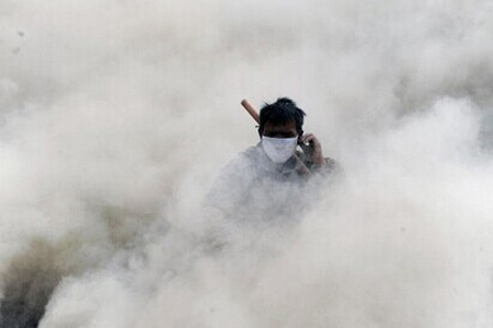 在粉塵環(huán)境中工作的工人